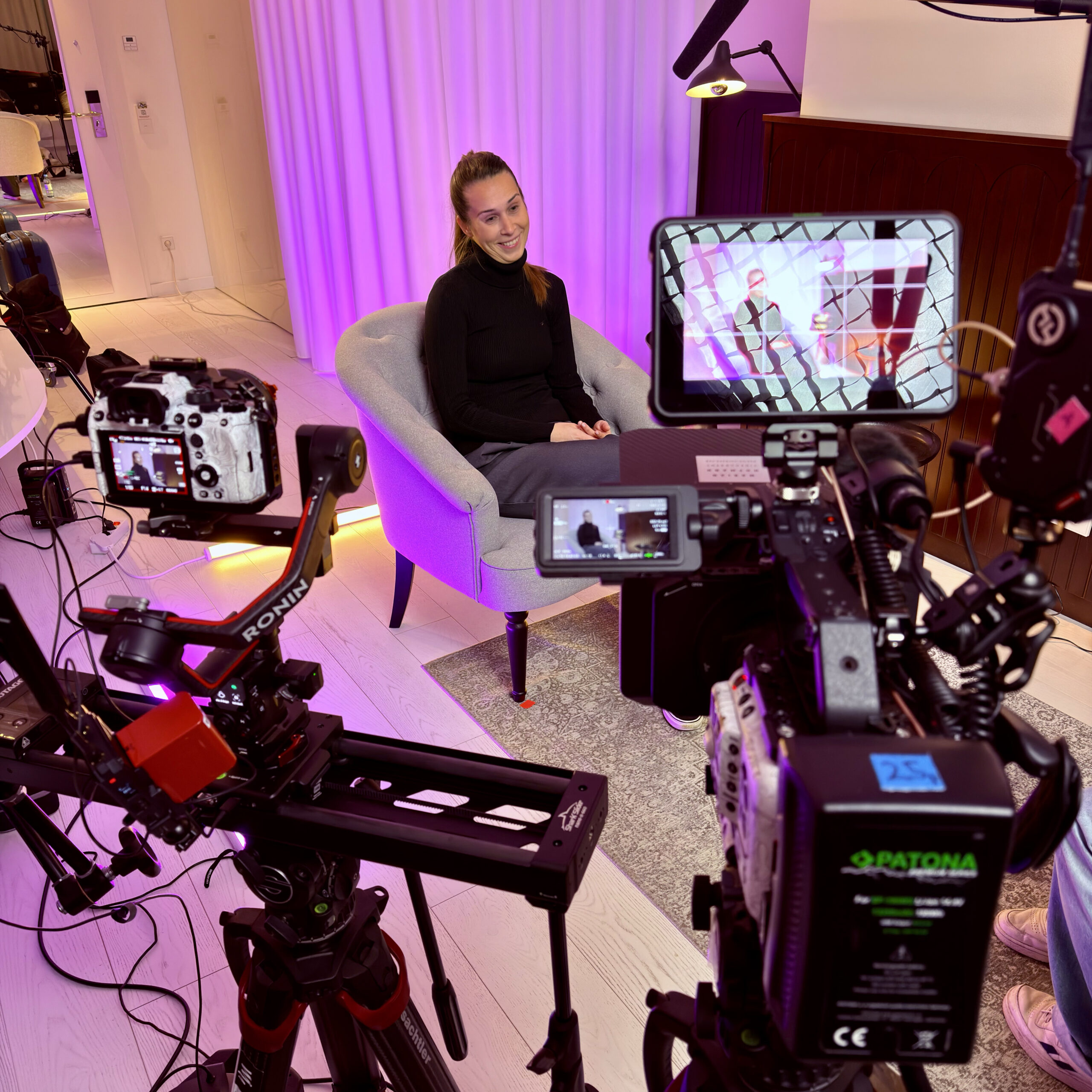 Professionelle Videoproduktion mit Kamera-Setup bei einem Dreh