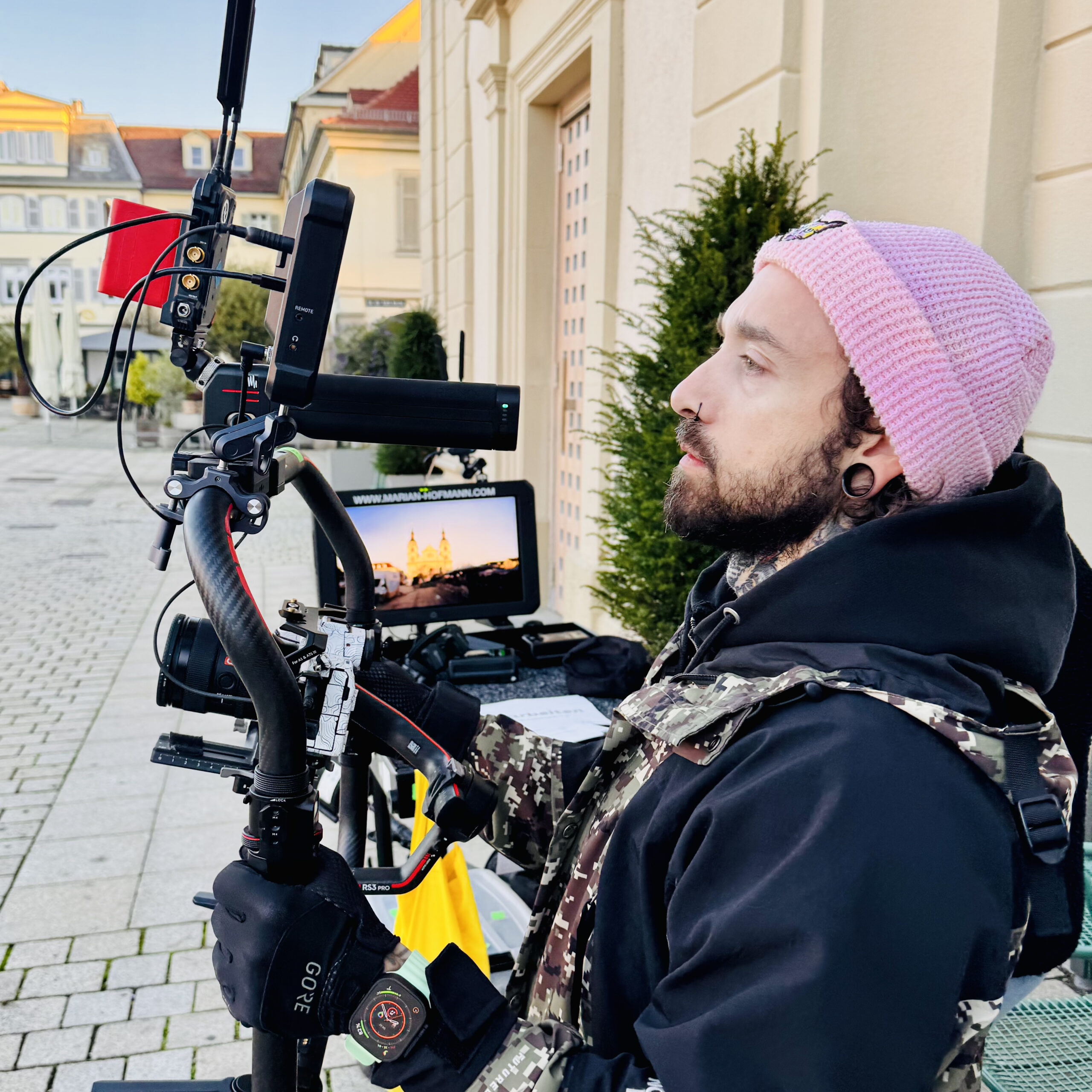 Kameramann und Videograf Marian Hofmann bei einer professionellen Videoproduktion